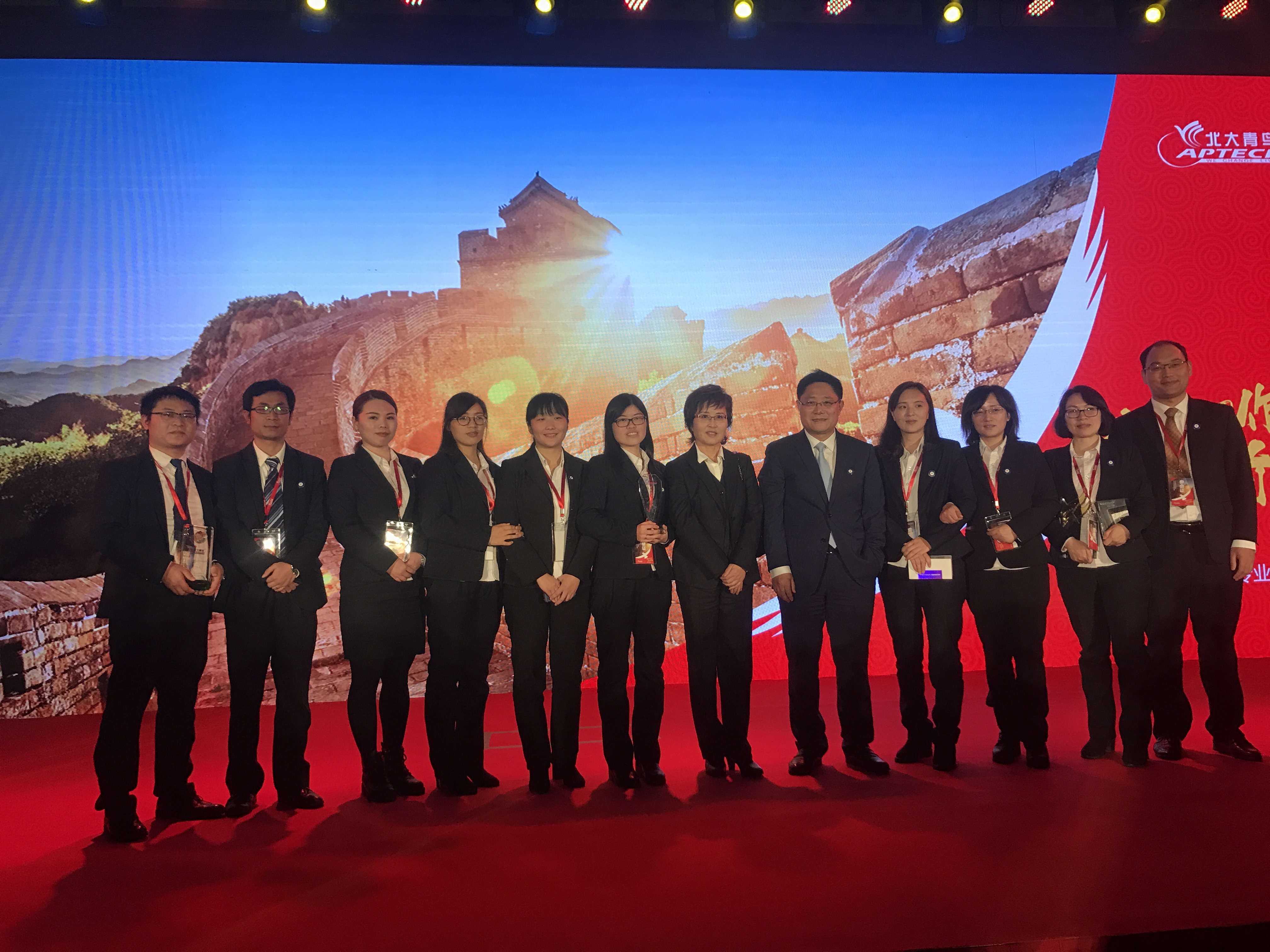 會(huì)后鄭州北大青鳥(niǎo)翔天信鴿參會(huì)人員與薛總合影留念