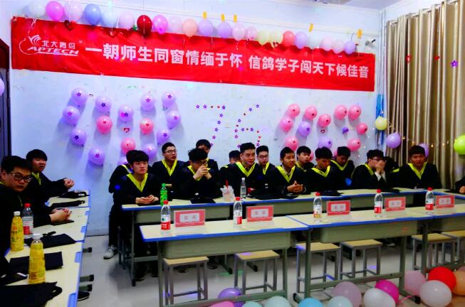 鄭州北大青鳥翔天信鴿青春畢業(yè)季