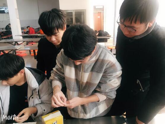 鄭州北大青鳥翔天信鴿學(xué)員冬至包餃子