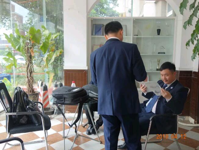 翻閱宣傳冊(cè)