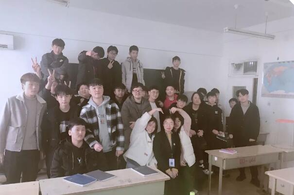 鄭州北大青鳥翔天信鴿學員素質培養課,不負青春,感恩相遇