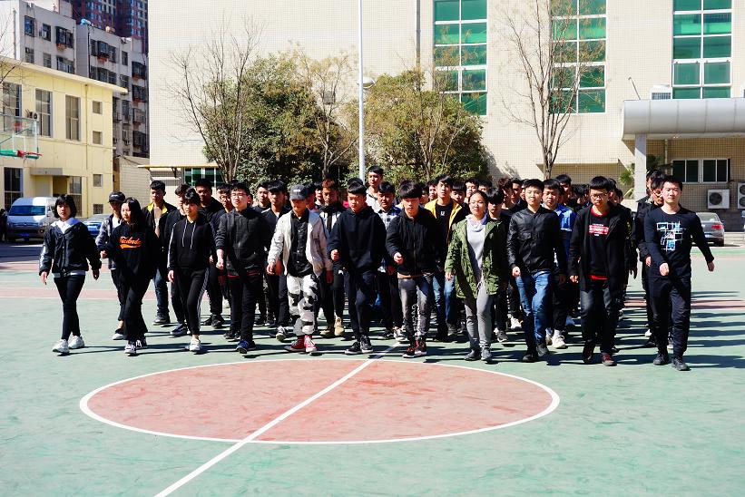 鄭州北大青鳥翔天信鴿2019年新生軍訓