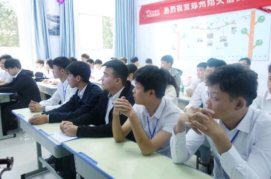 北大青鳥鄭州翔天信鴿B198開學典禮:高薪與夢想的開始