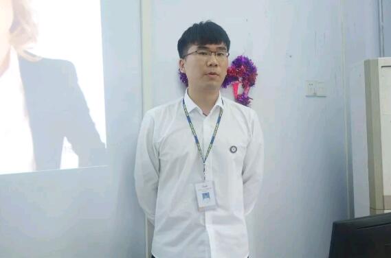 北大青鳥鄭州翔天信鴿B198開學典禮:高薪與夢想的開始