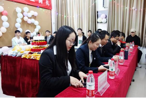 北大青鳥鄭州翔天信鴿KD15班開業典禮:走近企業,高薪就業