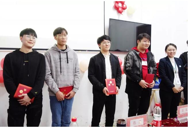 北大青鳥鄭州翔天信鴿KD15班開業典禮:走近企業,高薪就業