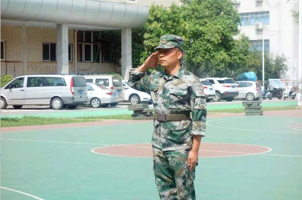 北大青鳥鄭州翔天信鴿啟蒙星軍訓匯演