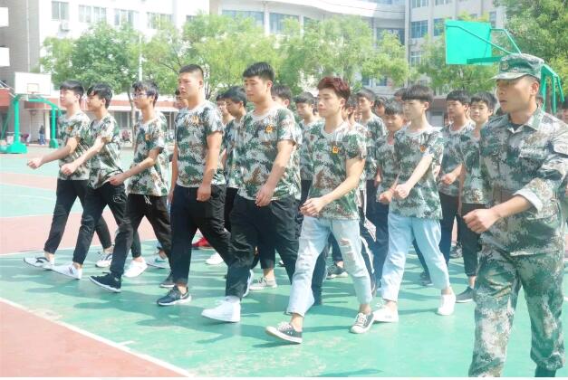 北大青鳥鄭州翔天信鴿啟蒙星軍訓匯演