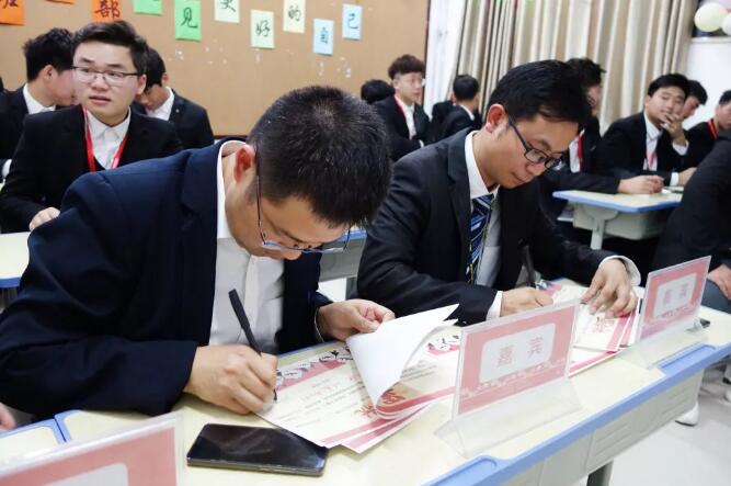 鄭州北大青鳥翔天信鴿班委六部啟動儀式:享受一份榮譽(yù),承擔(dān)一份責(zé)任