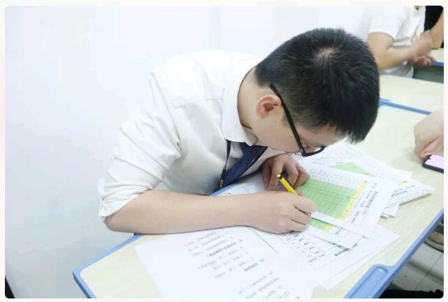 比賽結(jié)束,統(tǒng)計分?jǐn)?shù)中~