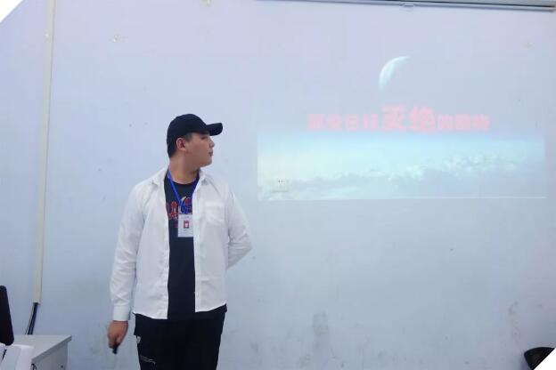 鄭州北大青鳥翔天信鴿B196班PPT大賽——從“內秀”到侃侃而談的我們