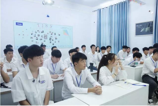 鄭州北大青鳥翔天信鴿B196班PPT大賽——從“內秀”到侃侃而談的我們