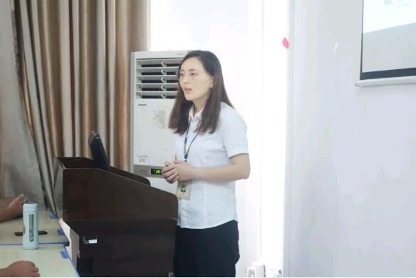 我校市場副校長李媛老師上臺為大家講述了鄭州翔天信鴿的專業設置