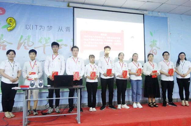 老師與優秀社員合影留念