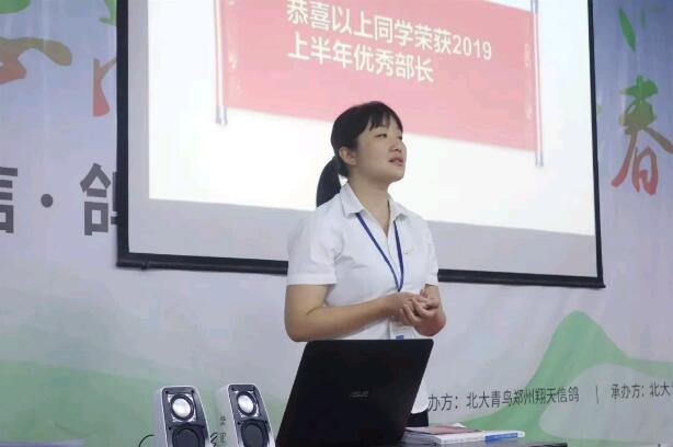 我校教學總監湯鳳云老師親自上臺為學社優秀的部長頒發了獎狀