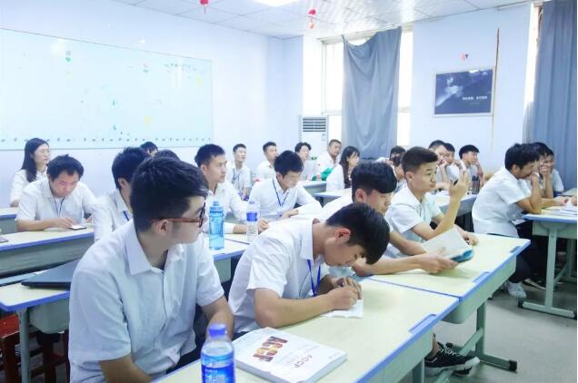 鄭州北大青鳥翔天信鴿A304班演講比賽:不負青春,展現自我!