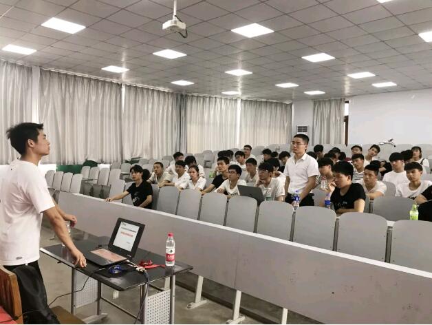 鄭州北大青鳥翔天信鴿第三屆優秀畢業學員就業講座