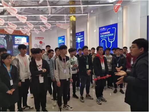 鄭州北大青鳥翔天信鴿學員參觀知名IT企業豬八戒網