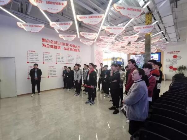 鄭州北大青鳥翔天信鴿學員參觀知名IT企業豬八戒網