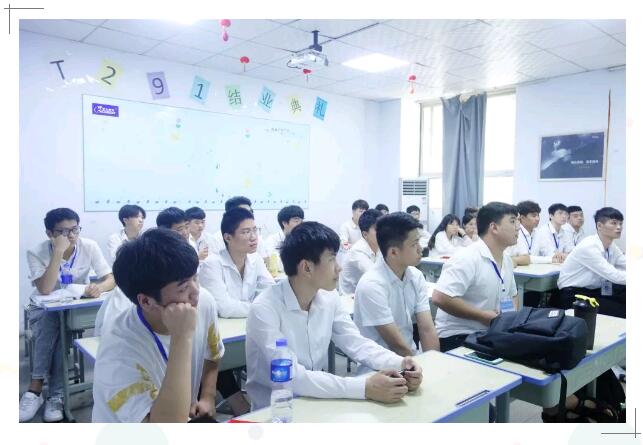 鄭州北大青鳥翔天信鴿303班主題班會暨班委任命儀式圓滿舉辦!