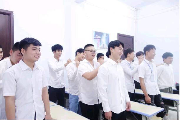 聽完學(xué)社講解,各位小伙伴為身邊的人按摩肩膀,放松身體