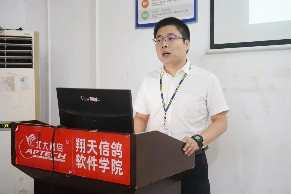 遇見鄭州北大青鳥翔天信鴿這樣的開學典禮