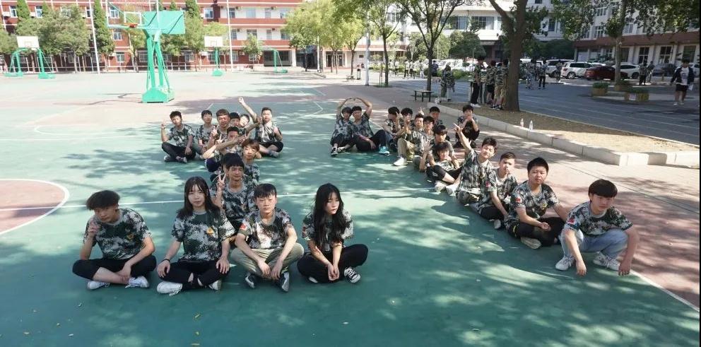 鄭州北大青鳥(niǎo)翔天信鴿軍訓(xùn)匯演書(shū)寫(xiě)迷彩青春