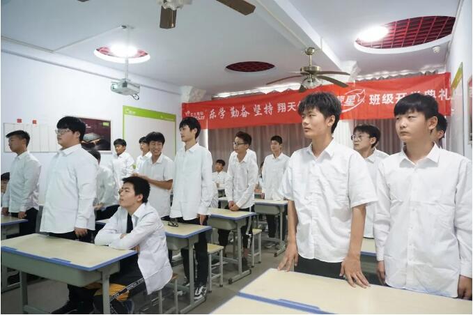 鄭州北大青鳥翔天信鴿Q2003班開學典禮