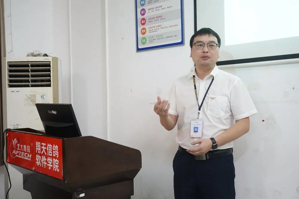 鄭州北大青鳥翔天信鴿A316班開學(xué)典禮