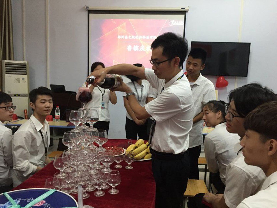 祝賀鄭州北大青鳥翔天信鴿“企業化帶班”鄭州鼎之欣開業慶典圓滿成功