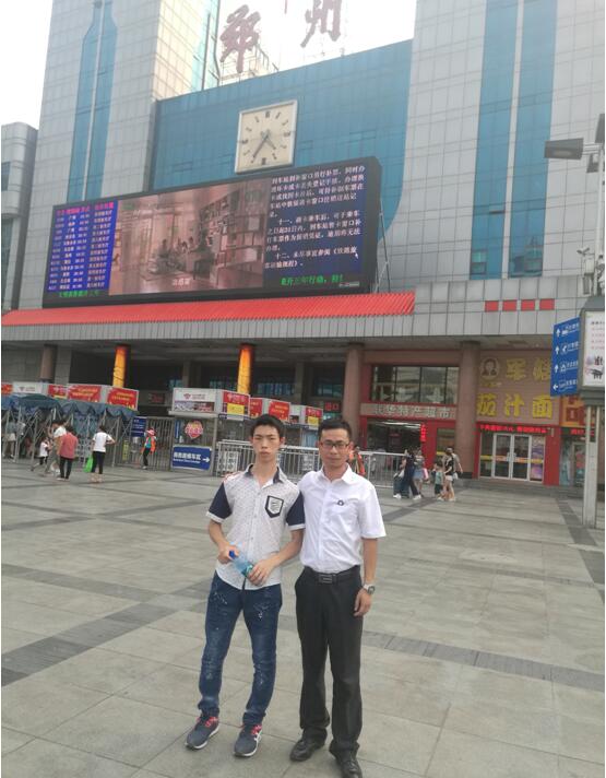 王廣南老師與鹽津的小伙伴學員鄭州火車站合影留念