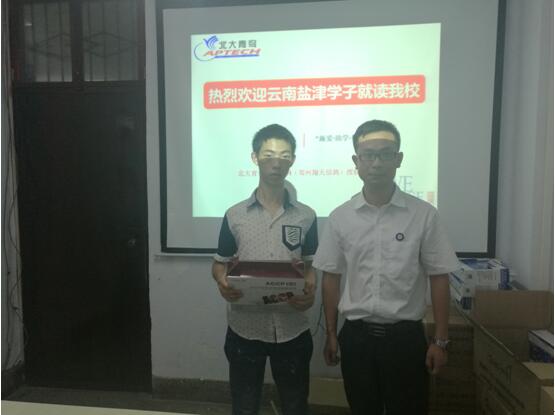 王廣南老師為鹽津的小伙伴學員頒發課本