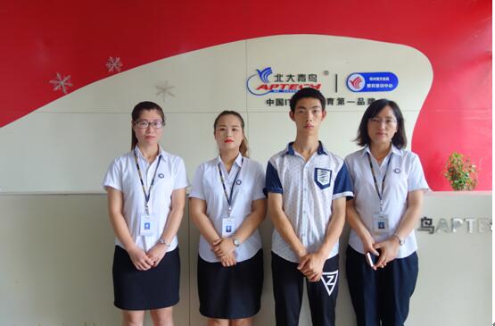 鹽津小伙伴學員與班主任老師合影留念