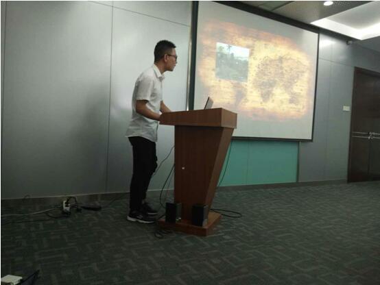 鄭州北大青鳥翔天信鴿參賽學員正在對自己的項目進行講解