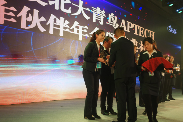 鄭州北大青鳥“青鳥之星”周瑞老師上臺領獎