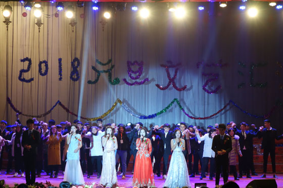 最后一曲大合唱《大學問》激情彭拜,結束了2018年元旦文藝匯演,讓人流連忘返