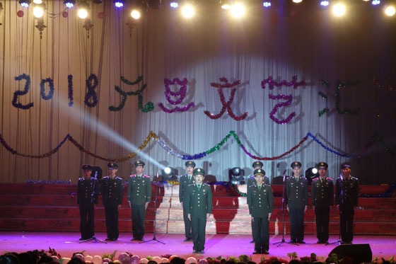 退伍的士兵學員帶來了強軍戰歌,讓鄭州北大青鳥翔天信鴿小伙伴體驗了一把軍人風采,個個熱血輝騰