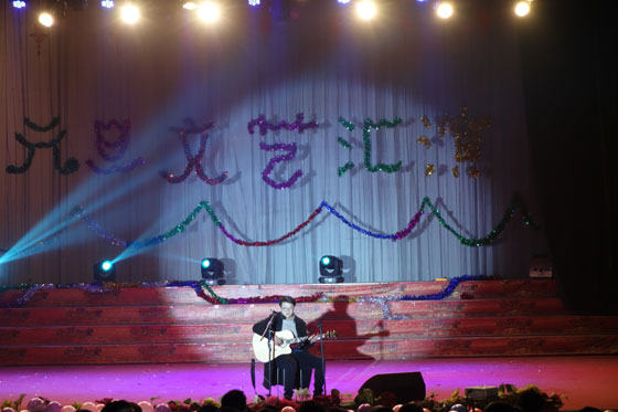 一首吉他自彈自唱,彈唱出學員對鄭州的記憶