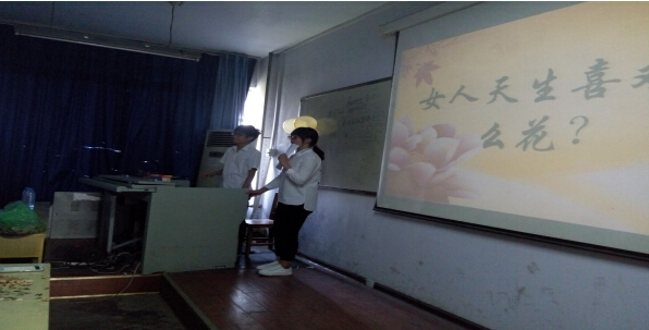 學生正在認真的猜燈謎