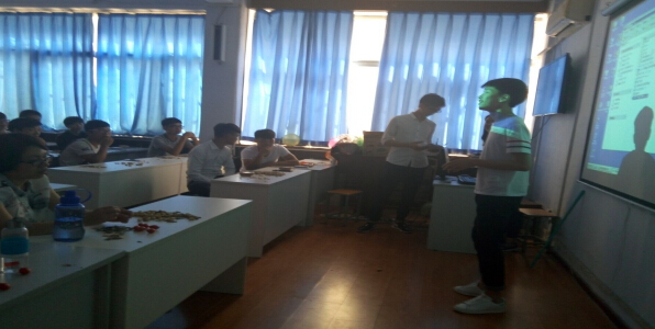 學生正在表演節目