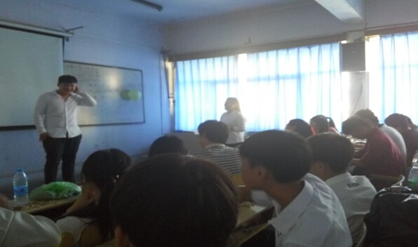 學生正在表演節目