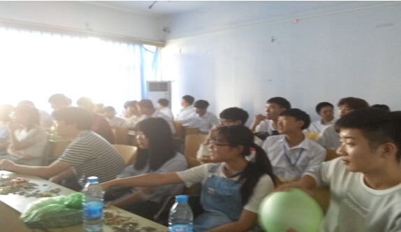 老師與學生們正在欣賞節目