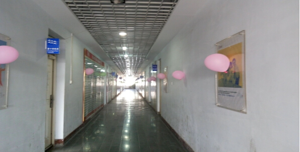 張燈結彩的走廊