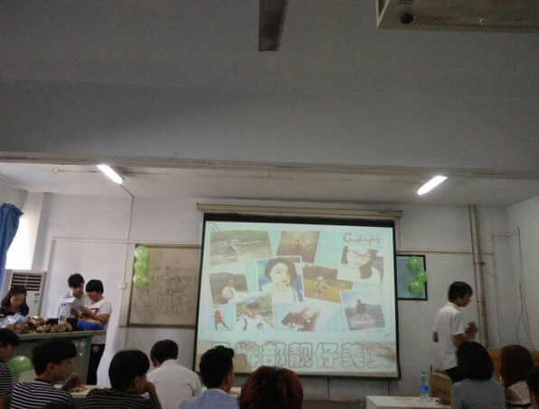 大屏上展示老師的風采照片