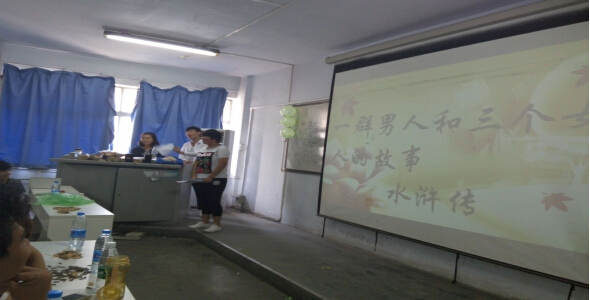 學生正在認真的猜燈謎