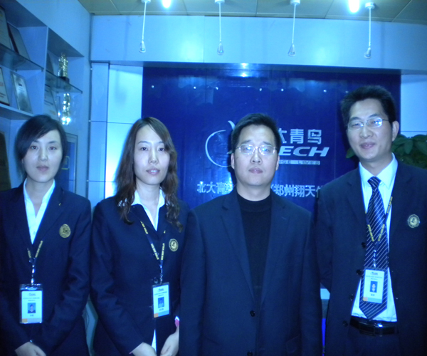 幾位老師與劉書記合影