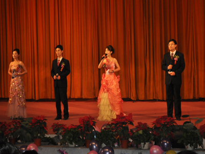 四位主持人亮相