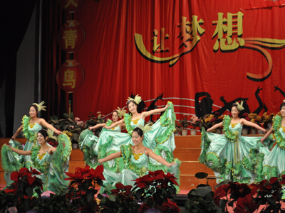 開場舞《春天的故事》