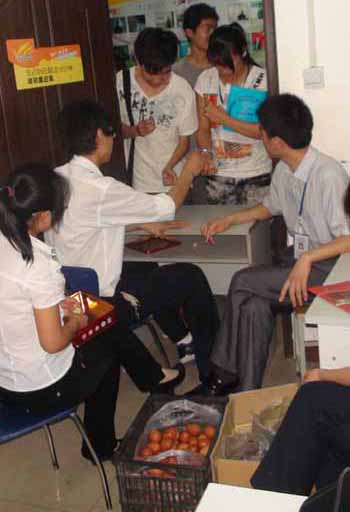 猜對謎語得粽子