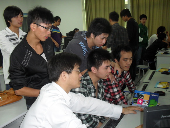 學生與老師積極互動